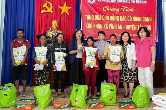 Tâm Gạo đồng hành cùng Quý mạnh thường quân tặng quà cho đồng bào có hoàn cảnh khó khăn