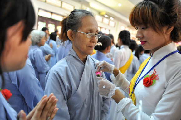 Tham gia lễ cài hoa hồng
